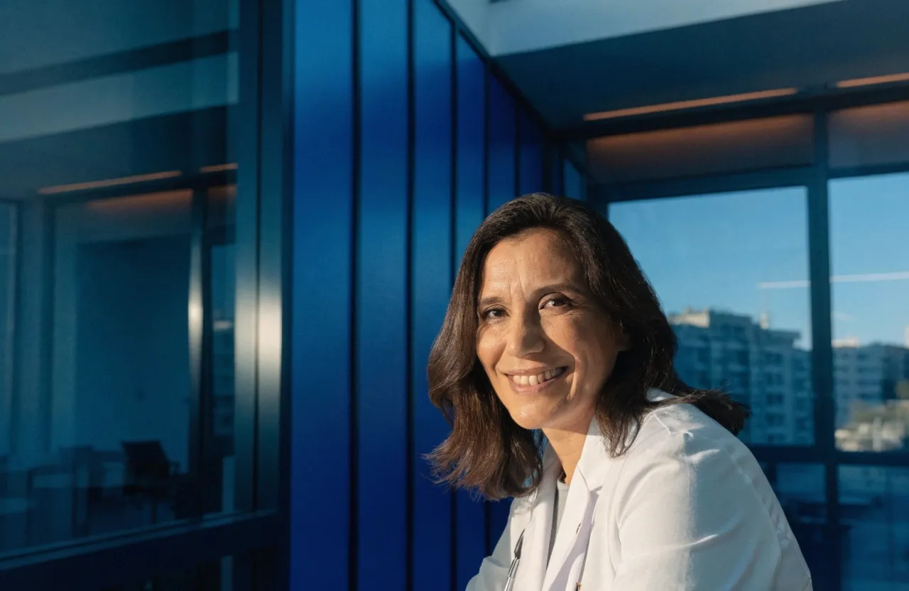 Dra. Laura Fortes, ortopedista, no consultório